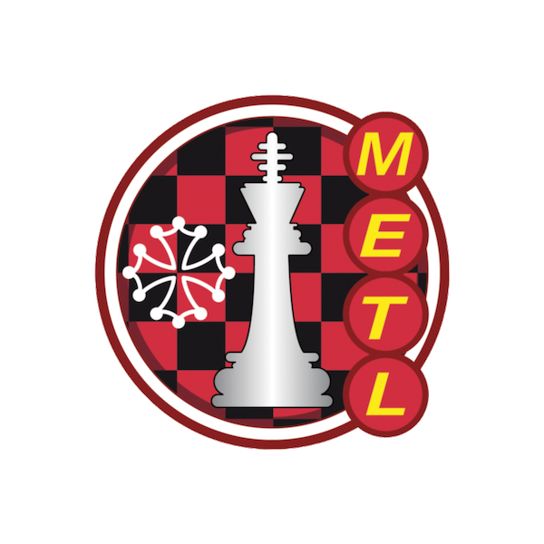 Logo rond METL (Roi blanc sur fond d'échiquier rouge et noir. Croix occitane blanche à gauche et Lettres METL verticales à droite)